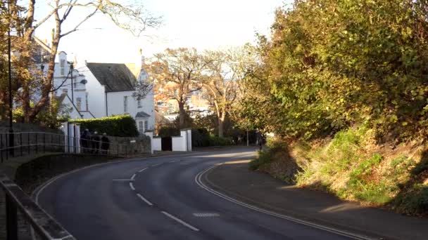 Gruppe Nicht Identifizierbarer Senioren Spaziert Herbst Die Straße Spitalbrücke Whitby — Stockvideo