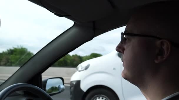 Oldalnézet Koncentrált Férfi Vezető Arc Vezetés Autópályán Egyesült Királyságban Férfi — Stock videók