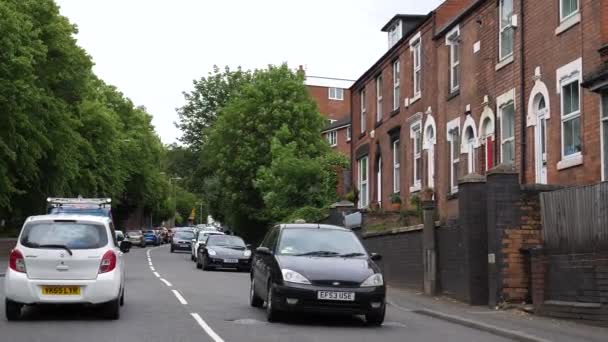Kidderminster England United Kingdom Circa 2021年6月 渋滞中の多孔質ドライバーが道路脇から車のためのスペースを離れる — ストック動画