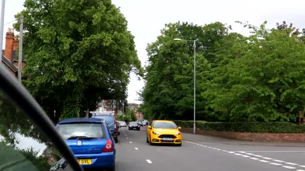 Kidderminster イギリス イギリス Circa June 2021 車の視点 ハメ撮り運転A456でKidderminster町 若い女性は犬と歩いています — ストック動画