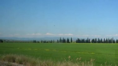 İtalya 'da hareket halindeki tren penceresinden Sicilya manzarası.