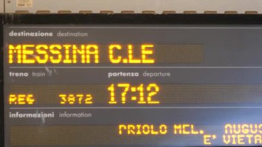 Sicilya 'daki İtalyan tren istasyonunun bilgi panosunu kapat.