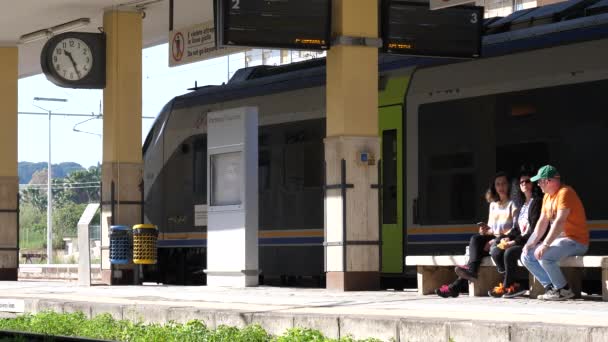 Familie Van Moeder Volwassen Dochter Zoon Wachtend Trein Aan Spoorweg — Stockvideo