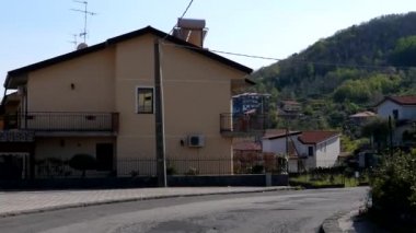 Araba bakış açısı, POV Sicilya 'daki Zafferana Etnea köyünden geçiyor Etna yanardağı yakınlarındaki bir dağ bölgesinde..