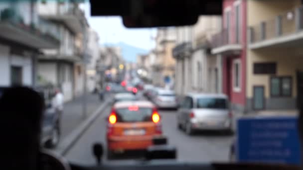 Blick Durch Die Frontscheibe Oder Windschutzscheibe Des Stadtbusses Verschwommene Sicht — Stockvideo