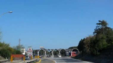 GIARDINI NAXOS, SICILY, ITALY - CIRCA APRIL, 2019: E45 numaralı otobandan çıkıp ünlü Sicilya İyon sahil beldesine doğru otomatikman işletilen gişelerden geçmek.