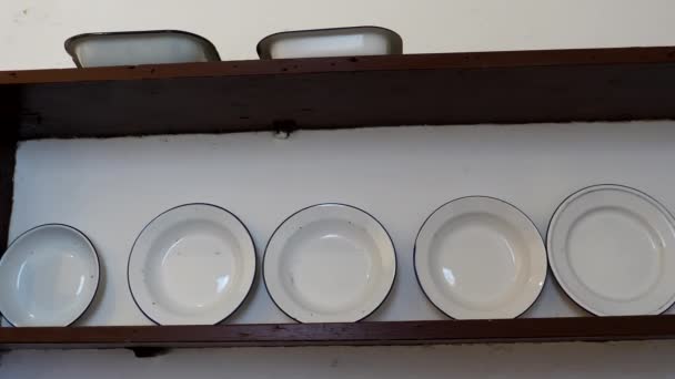 复古风格厨房或食堂壁架上老式金属盘子的潘宁镜头 — 图库视频影像
