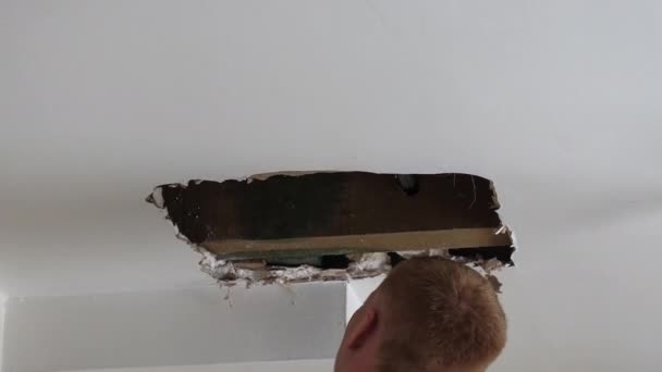 Handheld Camera Shot Man Making Hole Ceiling Get Access Plumbing — Stockvideo