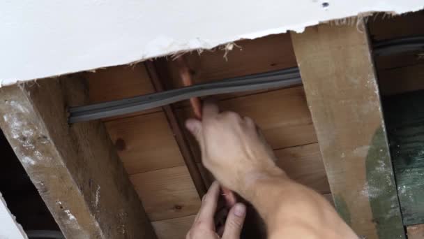 Hands Man Fitting Piece Copper Water Pipe Tube Fix Leak — Vídeo de Stock
