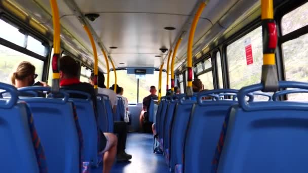Verschwommene Sicht Auf Menschen Die Doppeldeckerbus Snowdonia Bergen Unterwegs Sind — Stockvideo