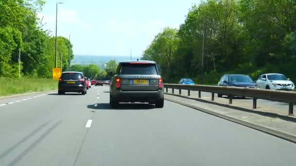 A494ハイウェイ ワレス イギリス Circa 2021 晴れた夏の日に車のフロントビューの運転 高速道路を走っている青い点滅ライトで救急車のための道を与える交通 — ストック動画