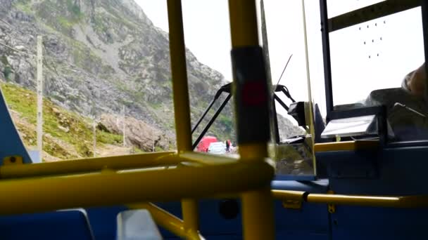 Widok Autobusu Jadącego Przełęczy Górskiej Parku Narodowym Snowdonia Walia Wielka — Wideo stockowe