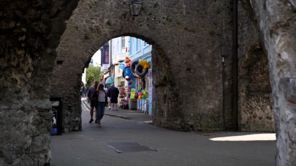 2020年9月9日 Circa September 游客们在威尔士一个受欢迎的海滨度假胜地走过古老城墙的拱门 — 图库视频影像