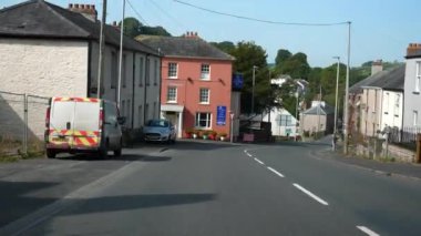 TRECASTLE, WALES, BİRLİK KINGDOM - CIRCA EPTEMBER, 2020: Güney Galler 'deki Brecon Beacons Ulusal Parkı' ndaki Galler köyünden geçen araba bakış açısı.