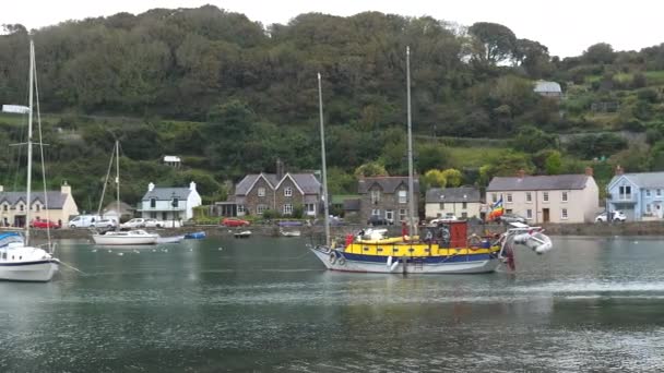 Panorámica Bahía Fishguard Con Barcos Yates Ciudad Baja Pembrokeshire Gales — Vídeo de stock