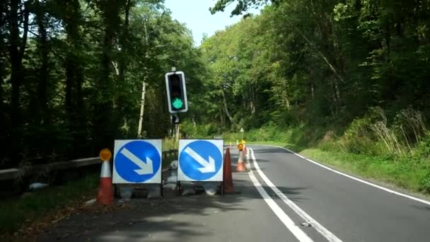 Coche Detuvo Los Semáforos Instalados Carretera Forestal Las Obras Carretera — Vídeos de Stock