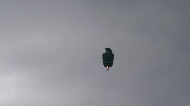 Granatenförmiger Heißluftballon Mit Menschen Und Flagge Englands Grauen Himmel — Stockvideo