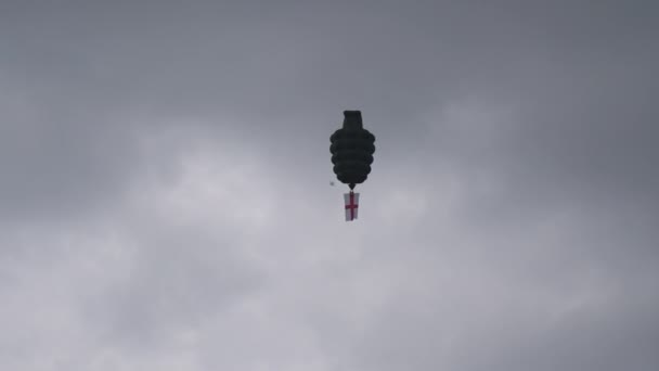 Flag England Flying Hanging Grenade Shaped Hot Air Balloon Grey — Vídeo de Stock