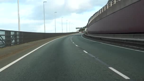 ビューの車のポイント 秋にウェールズの海岸の山の斜面に城壁高速道路A55上のPov運転 — ストック動画
