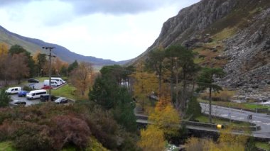 Welsh Snowdonia dağlarında sonbahar renkleri, Ogwen yolu üzerinde A5.