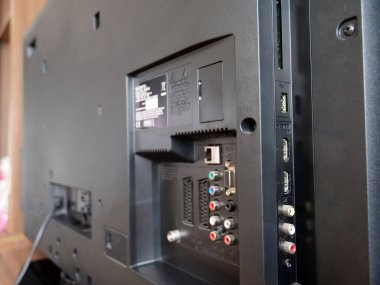 Siyah televizyonun arka tarafı, bağlantı portları panelini kapat.