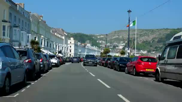 Llandudno Walles イギリス Circa 2021年6月 晴れた夏の日に有名なウェールズの海辺の観光リゾートタウンのウォーターフロント道路で車のフロントガラスビューの運転 — ストック動画