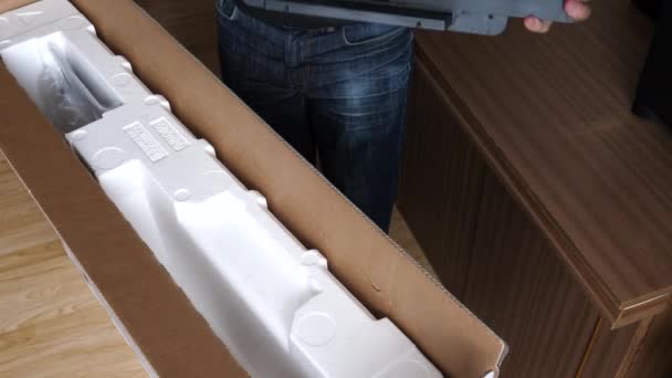 Hoge Hoek Uitzicht Van Mens Zwart Shirt Uitpakken Unboxing Gloednieuwe — Stockvideo