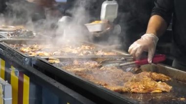 Karayipler 'den gelen ekip Jamaika usulü tavuk pişiriyor. Müşteriler için açık büfede yemek ya da yemek servisi yapıyorlar..