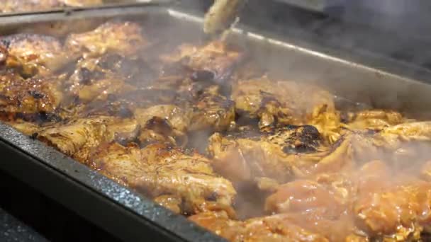 Vista Perto Mão Chef Movendo Pedaços Cozinhados Fumegantes Frango Idiota — Vídeo de Stock