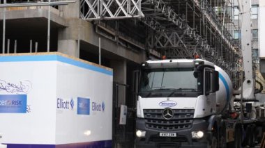 MANCHESTER, İngiltere, BİRLİK KINGDOM - CIRCA EPTEMBER, 2021: İnşaat, şehirde inşaat alanı, beton pompalama kamyonunun çimento varili dönüyor.