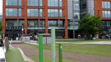 MANCHESTER, İngiltere, BİRLİK KINGDOM - CIRCA EPTEMBER, 2021: Piccadilly Gardens 'ın görüntüsü, şehir merkezindeki yeşil alan. Aileler, çocuklar, yetişkinler ve turistler dinleniyor.