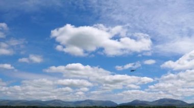 Menai Boğazı üzerinden Kuzey Galler 'deki Menai Köprüsü' ne doğru uçan helikopter..