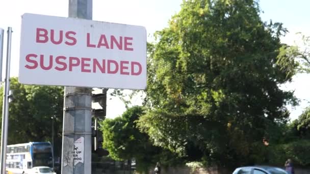 Poręczne Ujęcie Znaku Drogowego Bus Lane Zawieszony Ulicy Salford City — Wideo stockowe