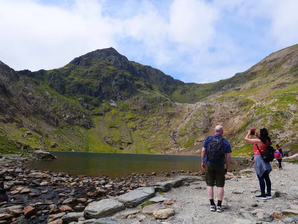 Grupa Trzech Turystów Zatrzymała Się Aby Zrobić Zdjęcia Góry Snowdon Zdjęcia Stockowe bez tantiem