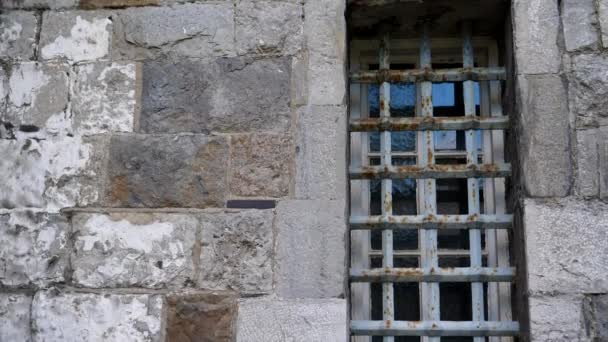 Медленный Наклон Снимка Старой Внешней Стены Тюрьмы Маленьких Окон Крепкими — стоковое видео