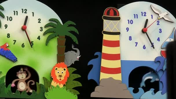 Colorati orologi colorati per bambini — Video Stock