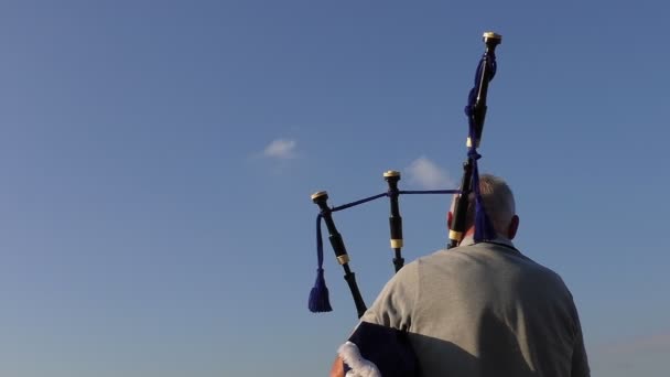 Rückansicht eines alten Mannes, der isoliert Dudelsack spielt — Stockvideo