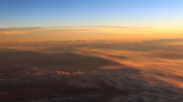 Фантастические цвета заката или восхода солнца над облаками — стоковое видео