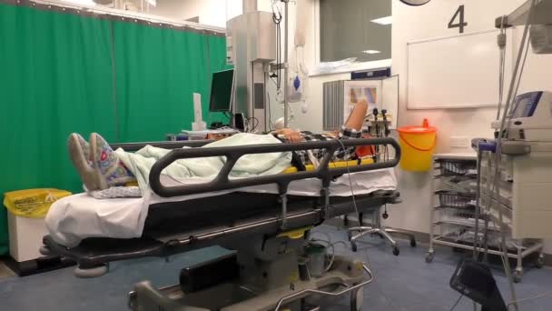 Patient sur chariot dans le service des accidents et des urgences — Video