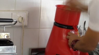 Barmen veya taze portakal suyu yapım aşçı
