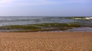 Kumsalda kırma dalgalar deniz