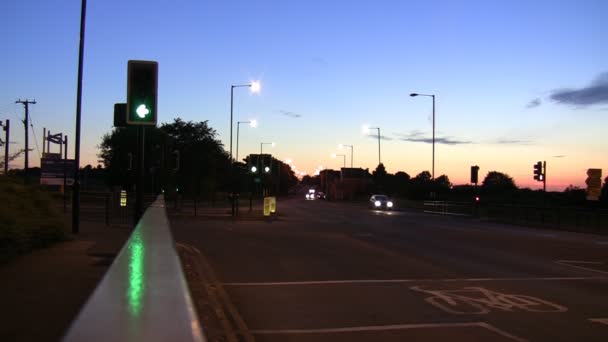 Luzes de trânsito e transporte à noite — Vídeo de Stock