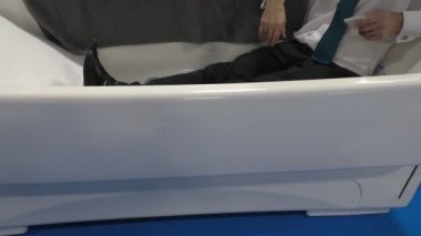 İşadamı gösteren banyo yaşlılar için