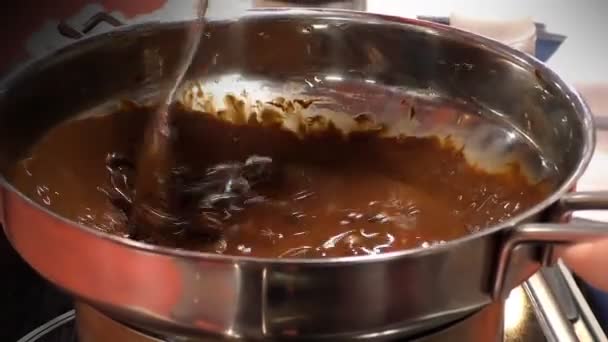 Omrörning choklad brownie mix — Stockvideo