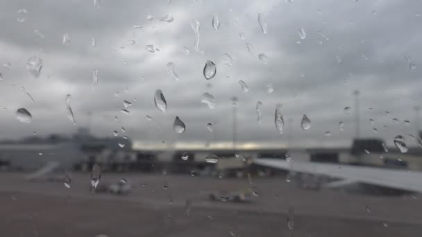 Trasporto aeroportuale in un giorno di pioggia — Video Stock