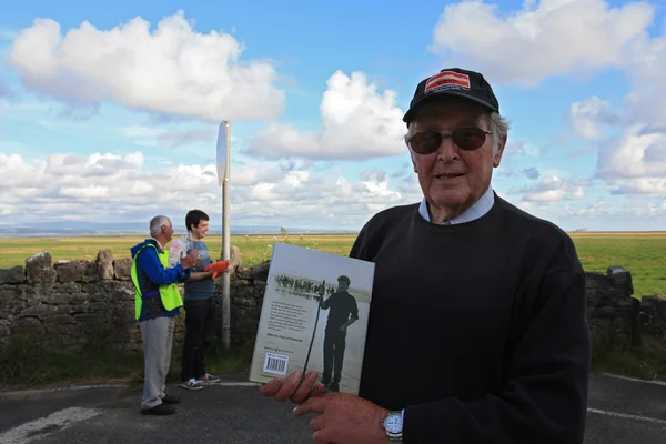 Cedric Robinson with his book at Morecambe Bay — Stock Photo, Image