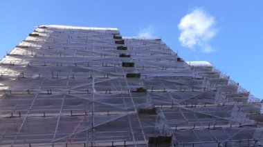 İnşaat alanında güvenlik ağı ile kaplı