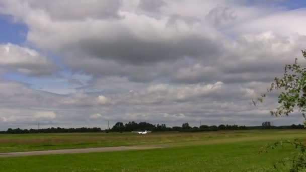 Маленький самолет приземлился в поле — стоковое видео