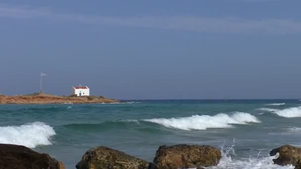 Bandera de Grecia e iglesia pequeña en la isla — Vídeo de stock