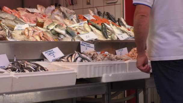 ギリシャの魚市場を渡す人 — ストック動画
